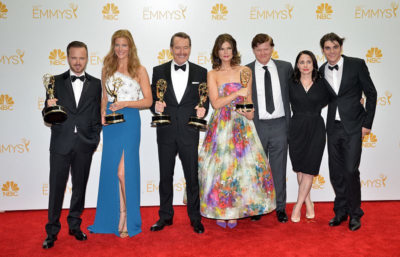 Los actores Bryan Cranston, Aaron Paul, Anna Gunn y parte del equipo de 'Breaking Bad' posan con sus premios Emmy.