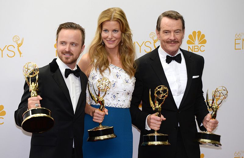 Bryan Cranston con su premio a mejor actor de drama junto a Aaron Paul y Anna Gunn mejores actores y actriz de reparto por sus respectivos papeles en 'Breaking Bad'