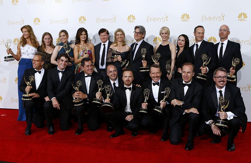El equipo de 'Breaking Bad' posa con los premios Emmy obtenidos por su última temporada. 