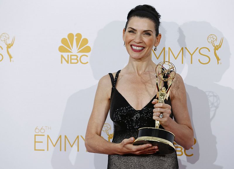 Julianna Margulies, en la alfombra roja, con su premio a mejor actriz de drama por su papel protagonsita en la serie de la CBS  "The Good Wife".