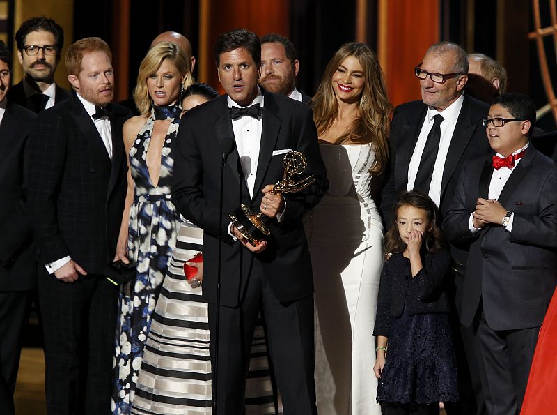 El productor de 'Modern Family' con el Emmy a mejor comedia acompañado por gran parte del reparto