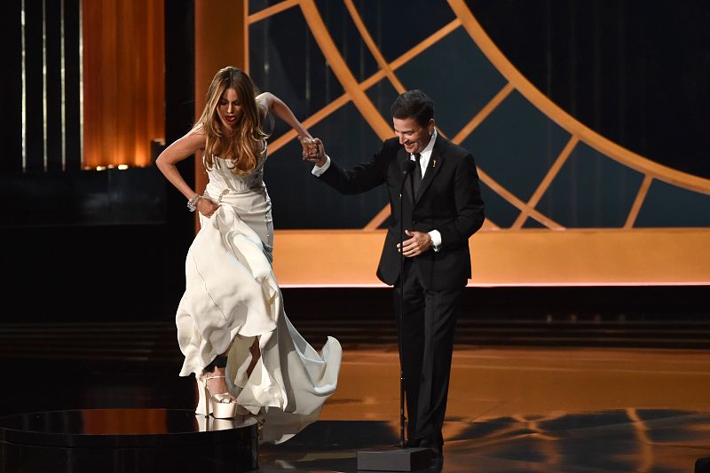 La actriz Sofia Vergara baila sobre el escenario del Teatro Nokia durante la ceremonia de los Emmy