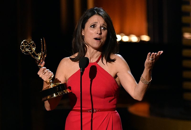 La actriz Julia Louis-Dreyfus con su premio a mejor actriz de comedia por su papel en 'Veep'