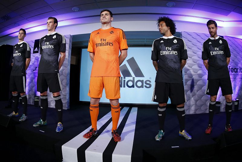 Los jugadores del Real Madrid James Rodríguez, Garet Bale, el portero Iker Casillas, Marcelo y Xavi Alonso (i-d) en el inicio de la presentación de la nueva equipación del club madridista.