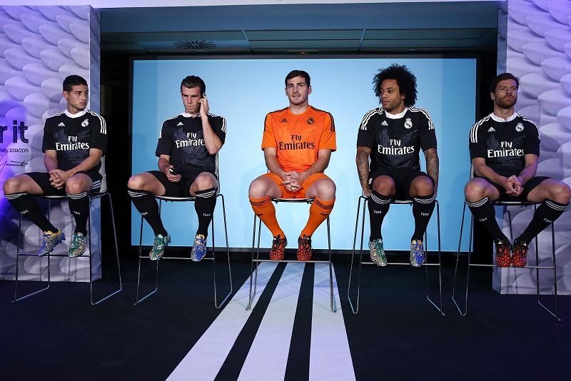 Los jugadores del Real Madrid James Rodríguez, Garet Bale, Iker Casillas, Marcelo y Xavi Alonso (i-d) atendiendo a los medios de comunicación.