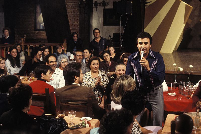 Peret actuando entre el público del programa "Cantares" en el Corral de la Pacheca, en Madrid, en 1978.