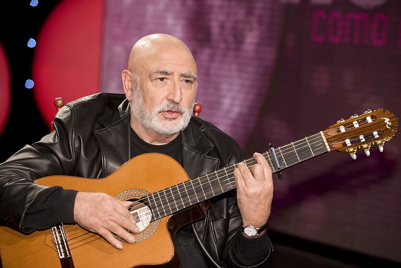 El padre de la rumba catalana, toca unos acordes en el programa 'En noches como estas'