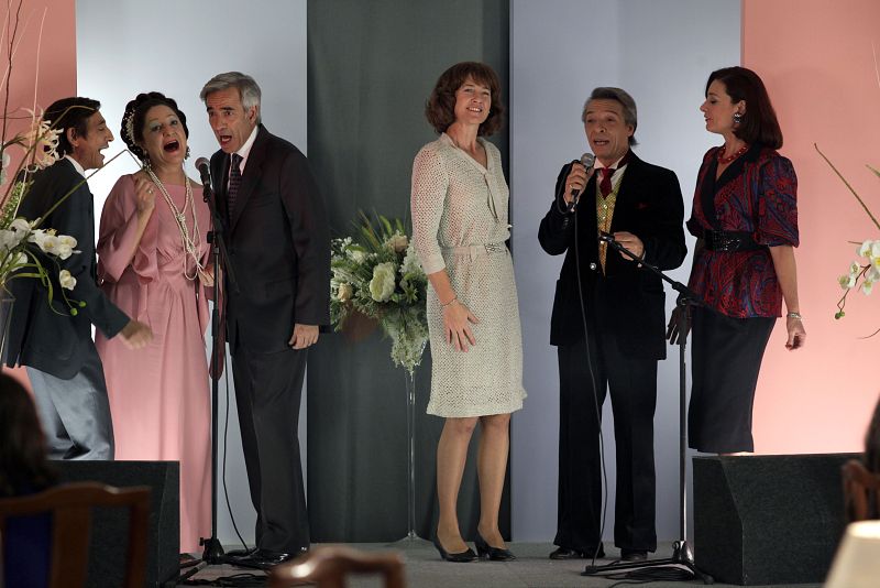 Desi junto con Nieves y los Alcántara, sobre el escenario