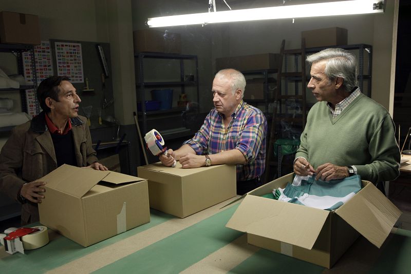 Antonio, Miguel y Desi estuvieron a punto de perder un importante pedido de banderas por culpa de una huelga de Renfe