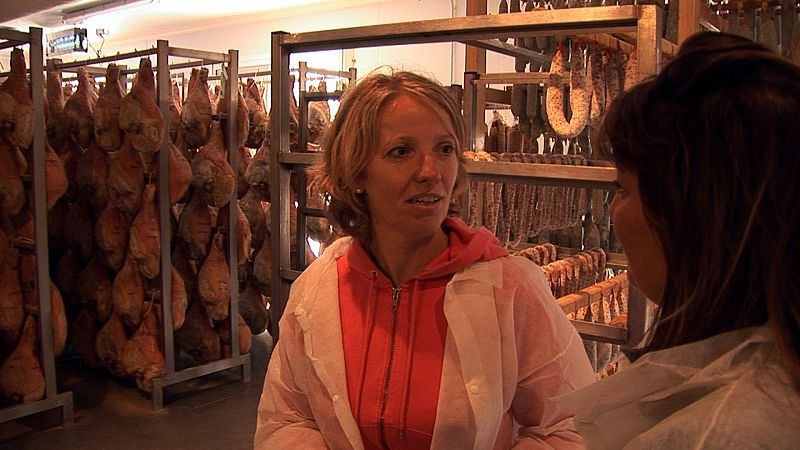 Marie-Hélène Millas regenta una famosísima charcutería en Moulin Mage donde producen estos jamones curados