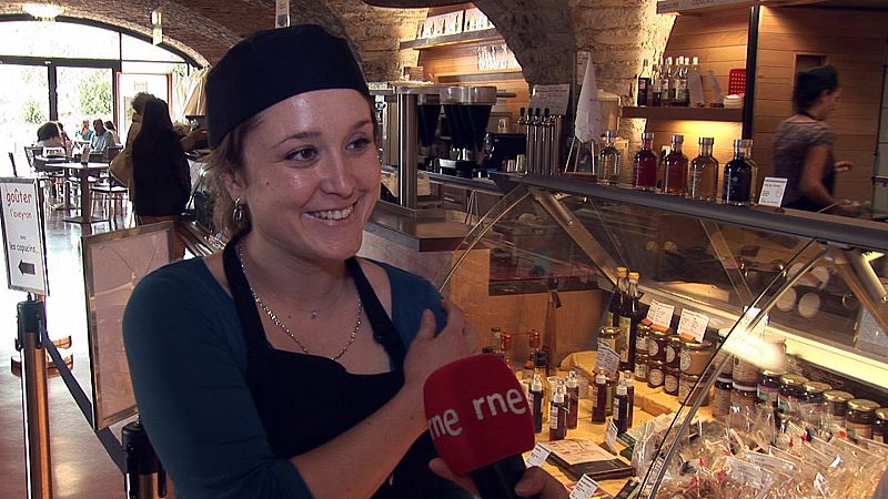 Stéphanie Marty atiende al público en el establecimiento Goûter l'Aveyron, un auténtico espacio gourmet en el área de servicio del viaducto de Millau