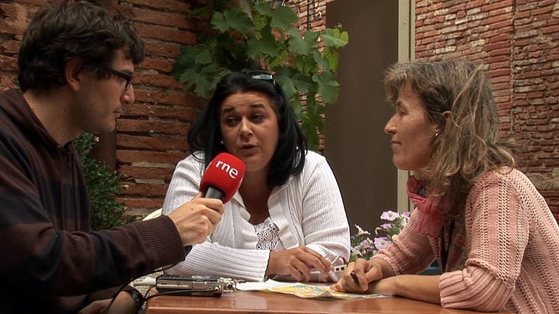 Álvaro Soto y Esther García Tierno conversan con Laurence Delzars en la placita de la abadía de Moissac