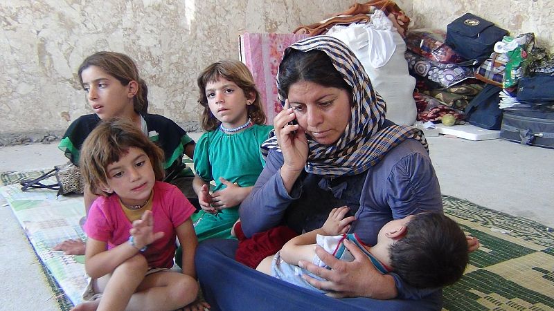 Sawsan Hassan y sus hijos. Su marido fue secuestrado por el EI el 3 de agosto, y continúa desaparecido