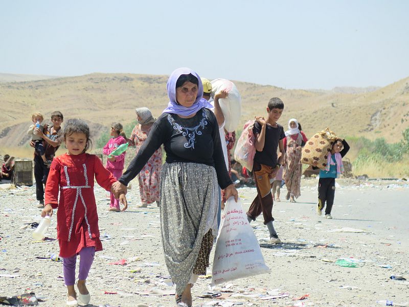 Miembros de la minoría religiosa yazidí huyendo del monte Sinjar, en Irak