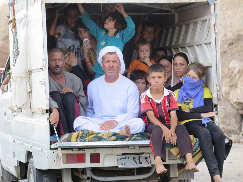 Desplazados de la minoría religiosa yazidí huyen hacia la frontera turca