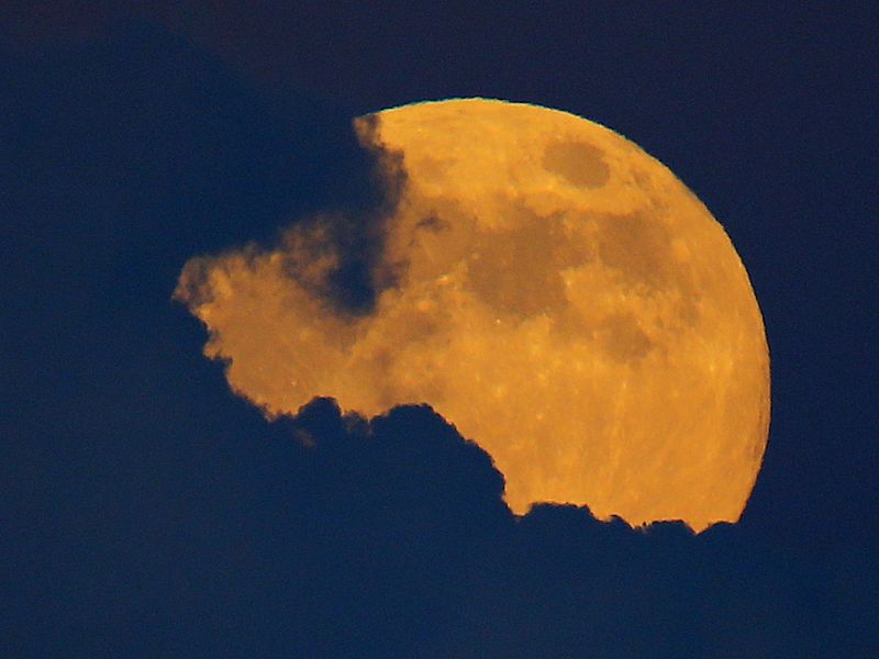 Una superluna se da cuando hay luna llena en el perigeo, es decir, en el punto en el que la Luna más cerca está de la Tierra mientras gira alrededor de ella.