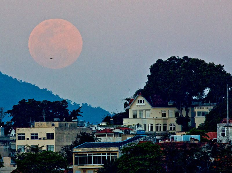 La última superluna del año, sobre Río de Janeiro (Brasil).