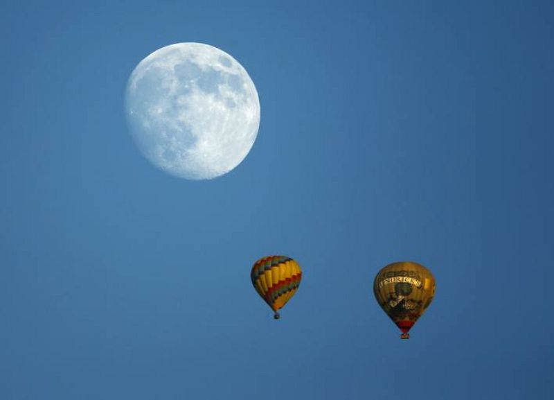 Globos aerostáticos se acercan a la luna en Encinitas, California, Estados Unidos.