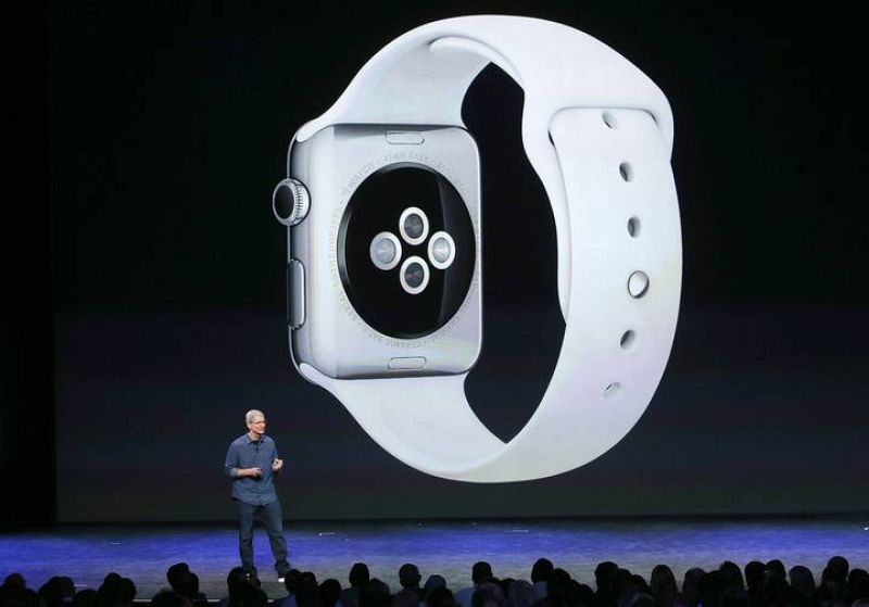 El Apple Watch lleva en el la zona trasera unos sensores biométricos que también se utilizan para recargar las baterías mediante un cable con un conector magnético.
