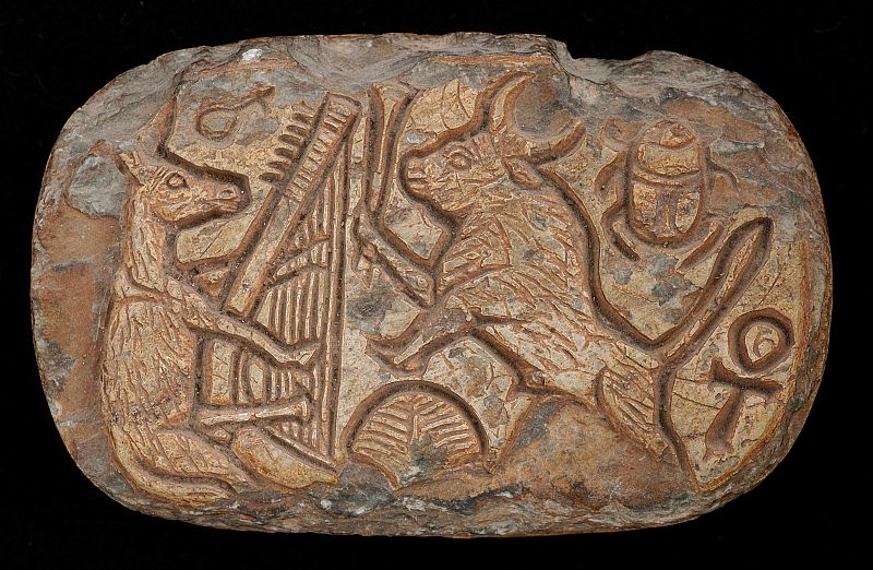 Amuleto adornado con una fábula animal. Egipto antes de la dinastía xxv (c. 1200-800 a. C.)