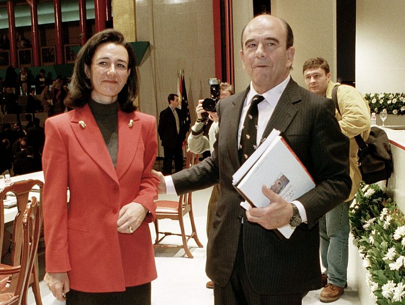 Fotografía de archivo del 6 de marzo de 1999 del presidente del Banco Santander, Emilio Botín, y su hija, Ana Patricia Botín