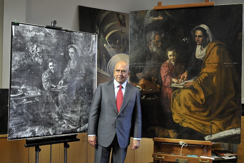 Emilio Botín, junto con el cuadro 'La educación de la Virgen', de Velázquez