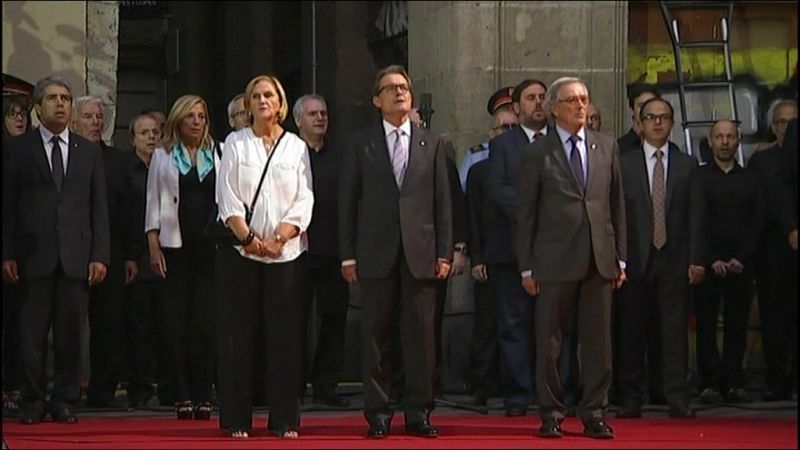 El presidente catalán, la presidenta del Parlament y el alcalde de Barcelona en la ofrenda floral previa a la Diada