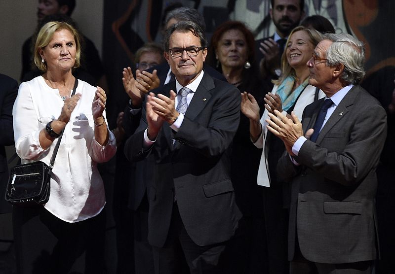 Mas, Gispert y Trías aplauden en un momento de la ofrenda floral