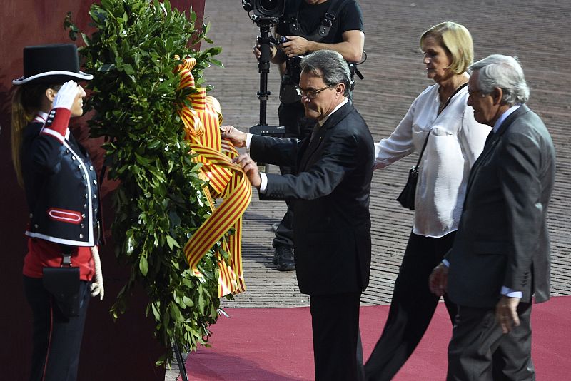 Artur Mas coloca la corona de flores con la bandera catalana en Fossar de les Moreres