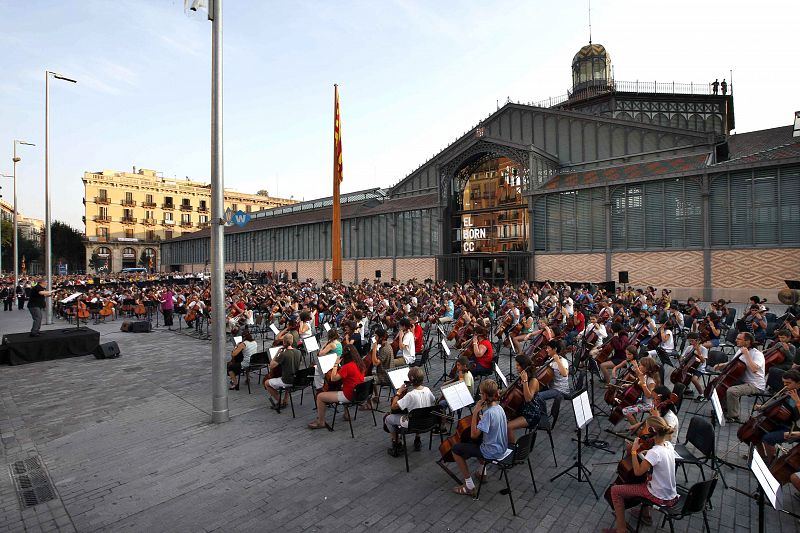 Un conjunto de 300 violonchelistas interpretando en el centro cultural del Born de Barcelona.