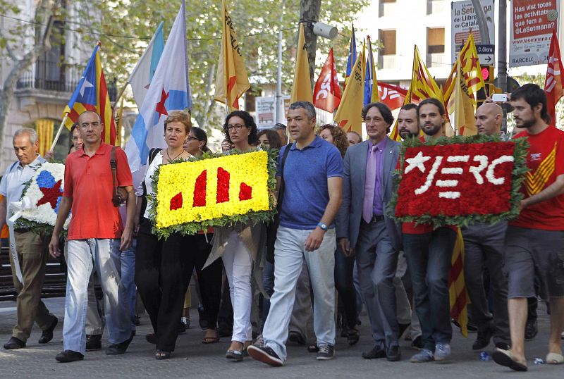 La secretaria general de ERC, Marta Rovira, al frente de la representación de su partido en la tradicional ofrenda.