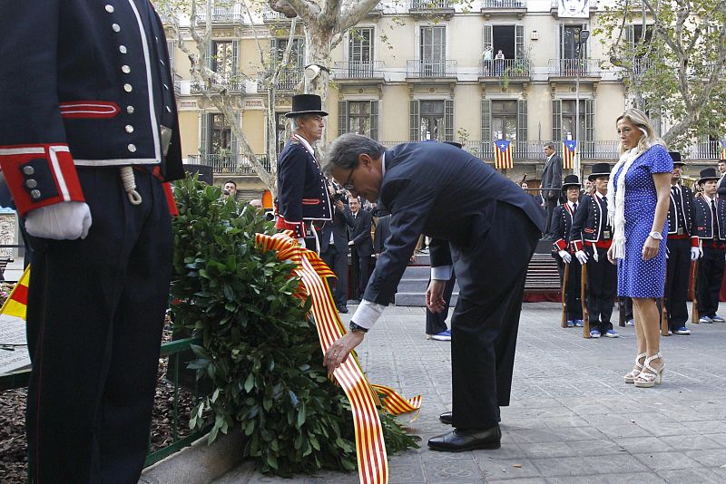 El presidente de la Generalitat deposita su ofrenda floral a los pies de la estatua de Rafael Casanova en el acto simbólico de la mañana.