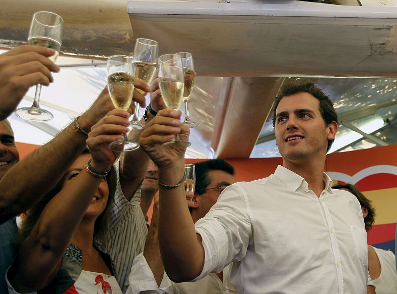 El presidente de Ciutadans, Albert Rivera, brinda con miembros de su partido, durante el acto de celebración de la Diada que ha hecho su partido en el barrio barcelonés de la Barceloneta.