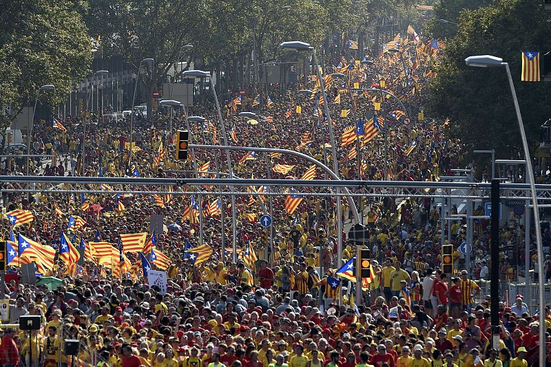 Miles de participantes en la celebración de la Diada llenan calles del centro de Barcelona