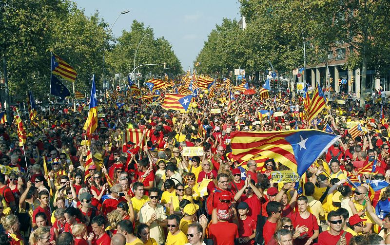 MANIFESTACION A FAVOR DE LA CONSULTA REUNE A MILES DE CIUDADANOS EN BARCELONA