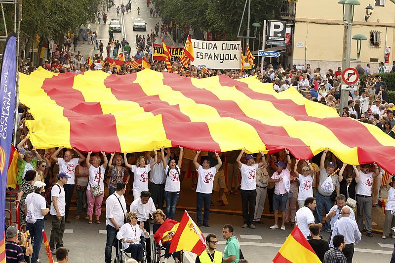 MANIFESTANTES CLAMAN EN TARRAGONA CONTRA LA CONSULTA DEL 9N