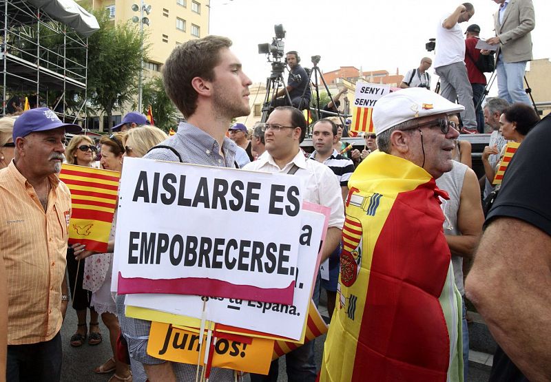 MANIFESTANTES CLAMAN EN TARRAGONA CONTRA LA CONSULTA DEL 9N