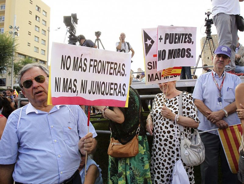 MANIFESTANTES CLAMAN EN TARRAGONA CONTRA LA CONSULTA DEL 9N