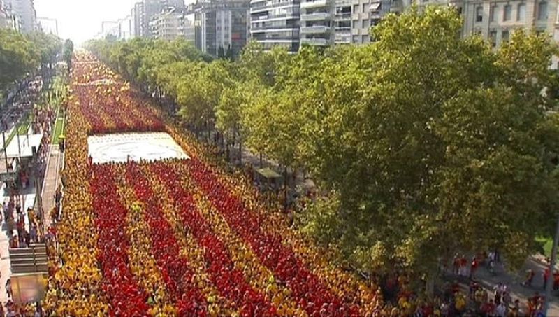 MILES DE PERSONAS FORMAN UNA UVE EN BARCELONA A FAVOR DE LA CONSULTA SOBERANISTA