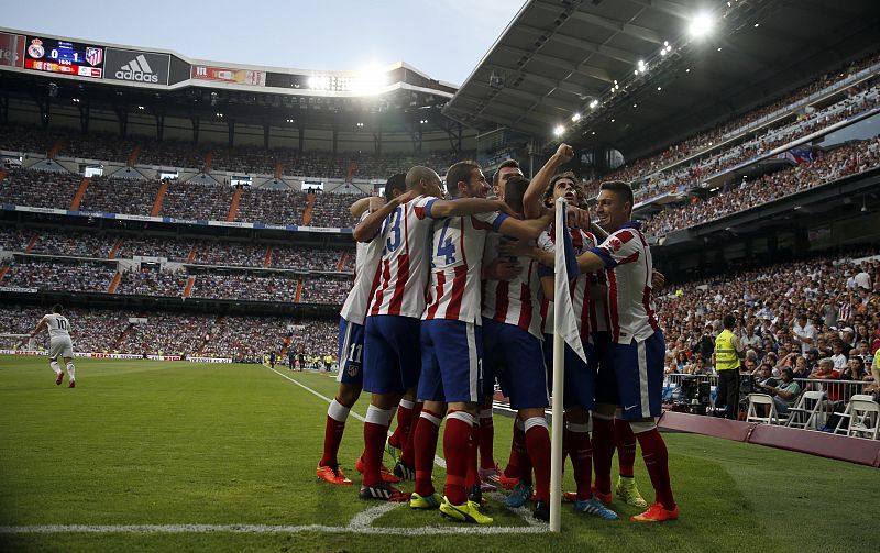 Otra vista de la celebración del gol de Tiago por parte de los jugadores del Atlético.