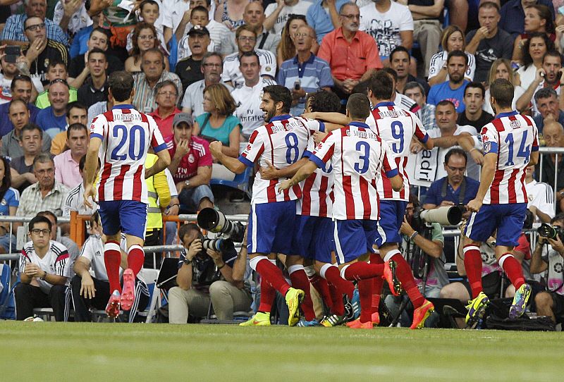 El centrocampista del Atlético Raúl García (2i) celebra con sus compañeros el gol marcado al Real Madrid, obra de Tiago.