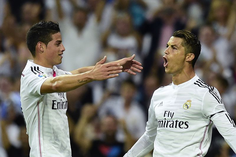 Cristiano Ronaldo (d) celebra su gol con el colombiano James.