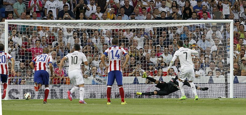 El delantero portugués Cristiano Ronaldo (d), del Real Madrid, consigue de penalti el primer gol merengue.