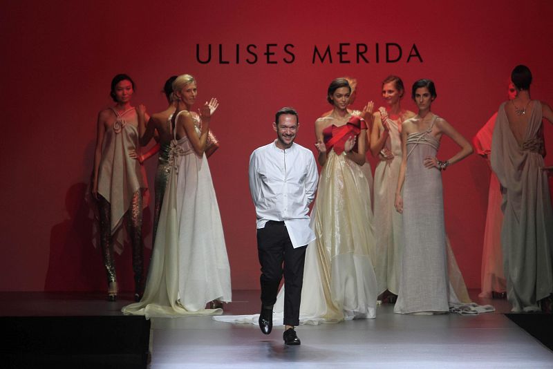 Ulises Mérida saluda al final del desfile en el que ha presentado su nueva colección.