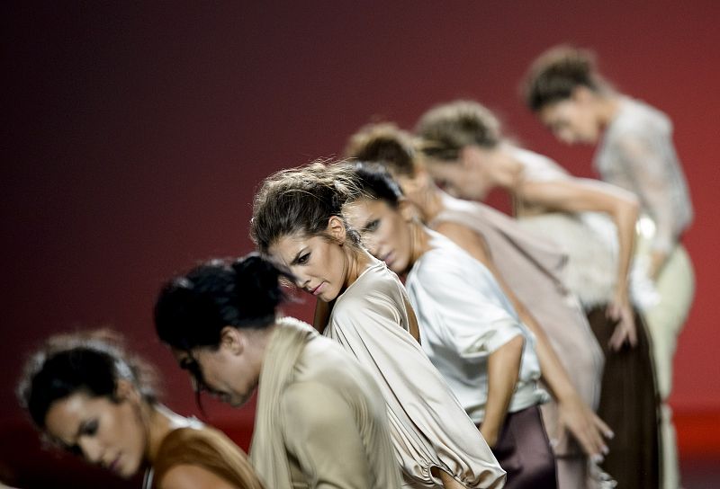 El desfile de Duyos ha contado con el el Ballet Nacional de España y su director, Antonio Najarro, para interpretar Siete Islas, su colección inspirada en las Canarias.