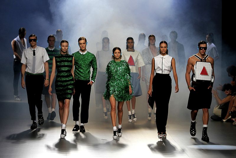 Las modelos lucen creaciones del diseñador David Delfín.