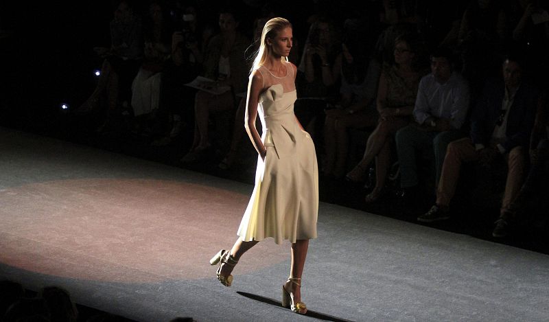 Una modelo luce una creación del diseñador Miguel Palacio.