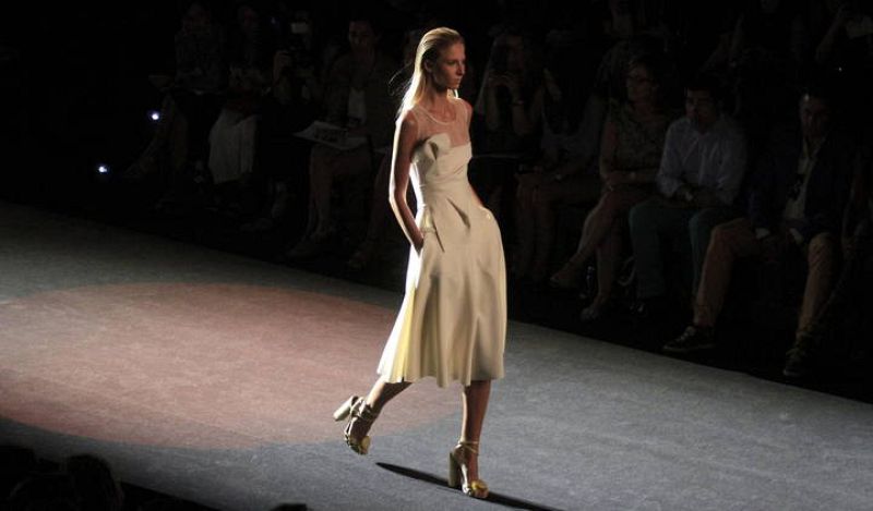 Una modelo luce una creación del diseñador Miguel Palacio.