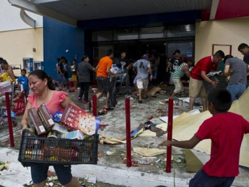 Vecinos de San José del Cabo saquean un mercado