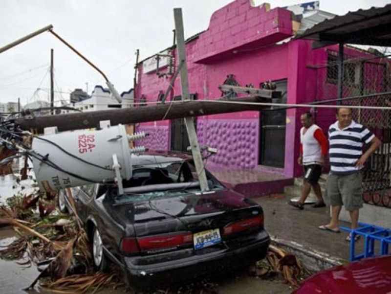 Los vientos han llegado a 140km por hora. Coche aplastado en Cabo San Lucas, Baja California. 